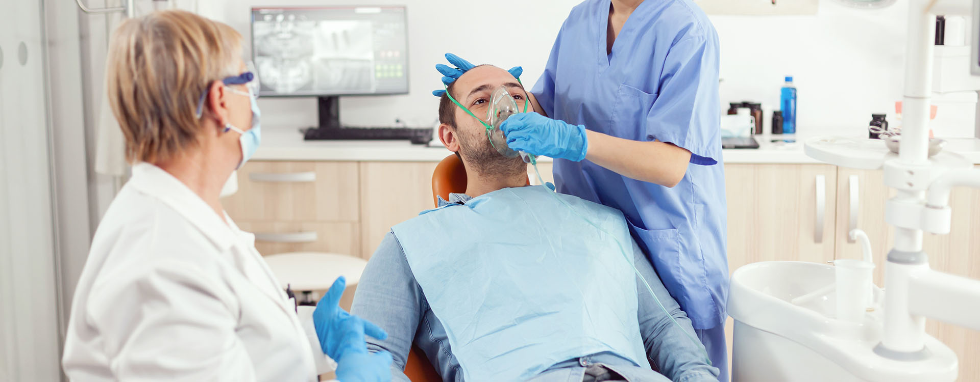Clínica Dental Andrea Compte, tu Centro Odontológico especializado. Cirugía bucal en Alcalá de Xivert. Dentista preparando al paciente antes de la cirugía.
