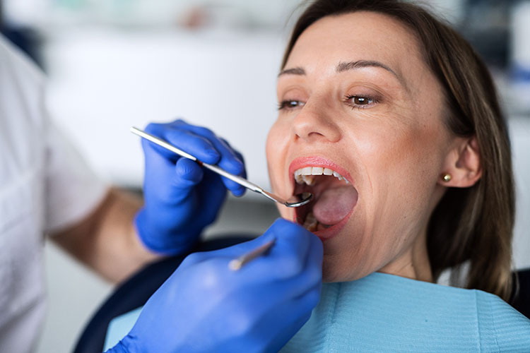 Clínica Dental Andrea Compte, tu Centro Odontológico especializado. Cirugía bucal en Alcalá de Xivert. Paciente realizándose un chequeo dental en la clínica dental.
