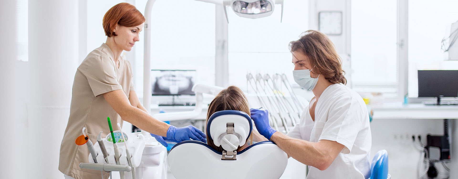 Clínica Dental Andrea Compte, tu Centro Odontológico especializado. Cirugía bucal en Alcossebre. Dentista y asistente realizando una cirugía.
