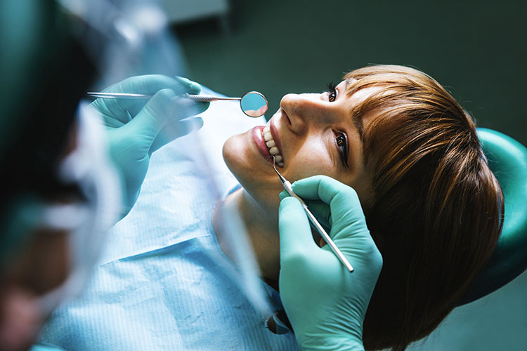 Clínica Dental Andrea Compte, tu Centro Odontológico especializado. Cirugía bucal en Alcossebre. Mujer realizándose tratamiento en la clínica dental.