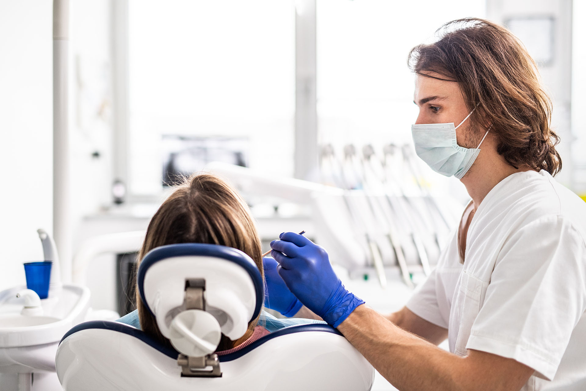 Clínica Dental Andrea Compte, tu Centro Odontológico especializado. Cirugía bucal en Benicarló. Dentista realizando un chequeo dental a la paciente.