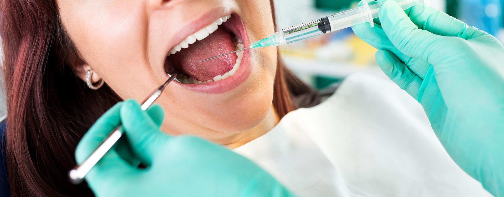 Clínica Dental Andrea Compte, tu Centro Odontológico especializado. Cirugía bucal en Cálig. Administración de anestesia a la paciente antes de la cirugía.