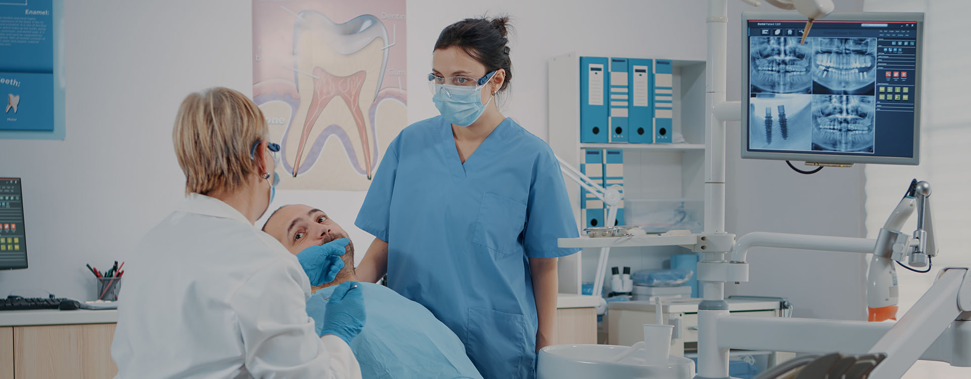 Clínica Dental Andrea Compte, tu Centro Odontológico especializado. Cirugía bucal en Peñíscola. Dentistas examinando al paciente en la consulta.