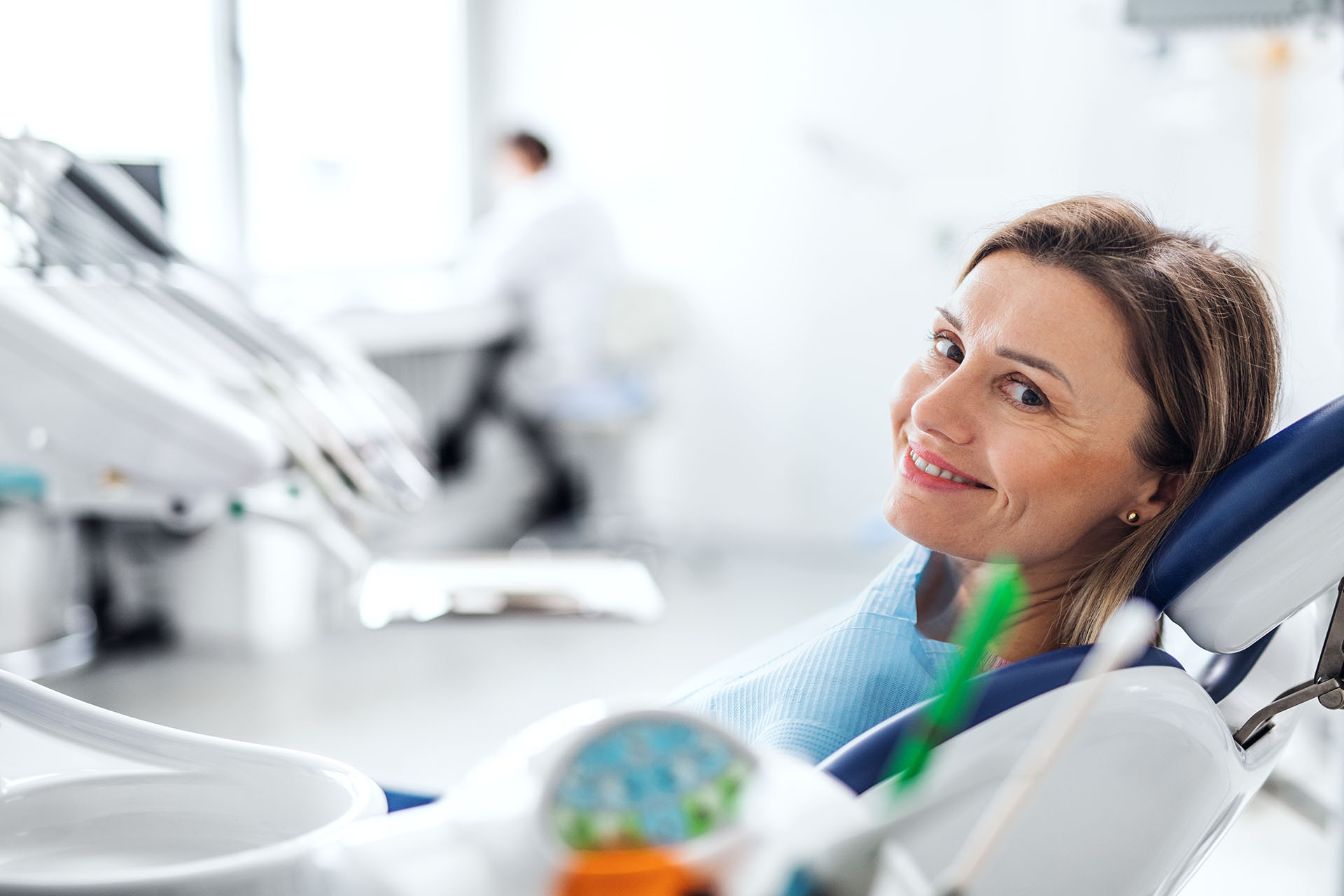 Clínica Dental Andrea Compte, tu Centro Odontológico especializado. Cirugía bucal en Peñíscola. Mujer esperando a ser atendida en la consulta.
