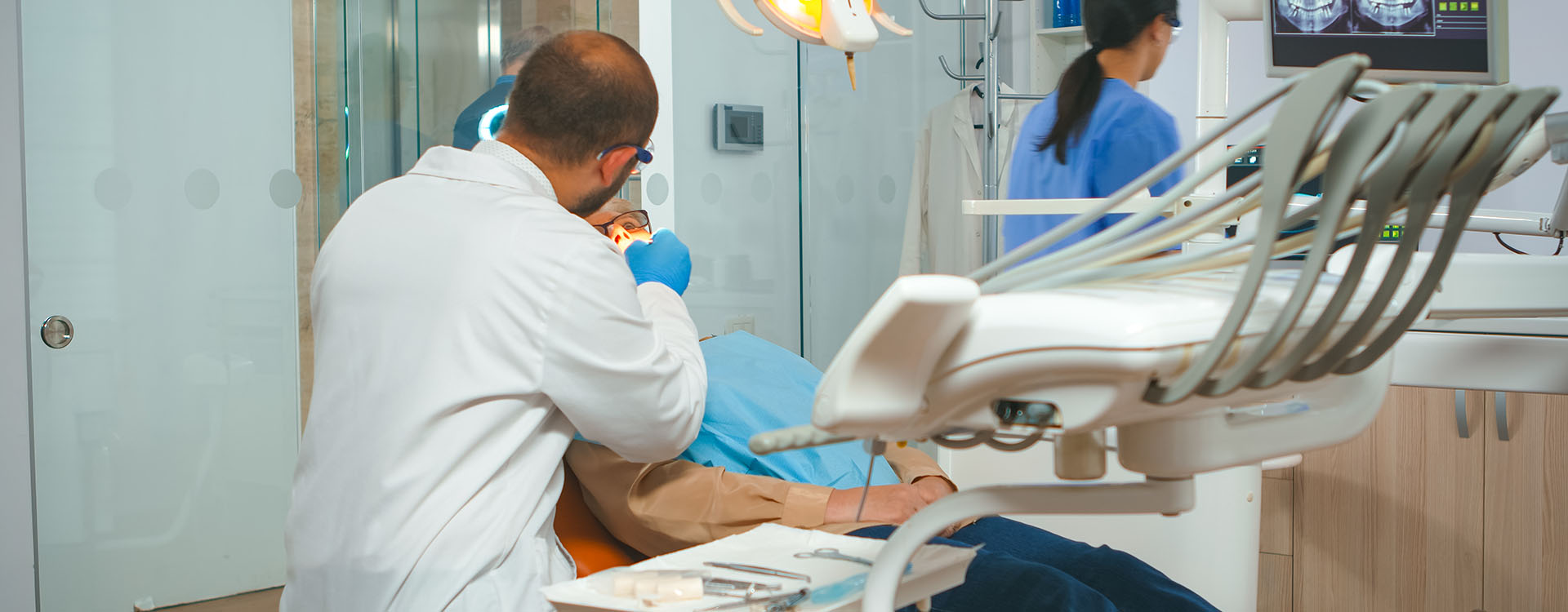Clínica Dental Andrea Compte, tu Centro Odontológico especializado. Cirugía bucal en Sant Jordi. Dentista prepara todo para la cirugía.