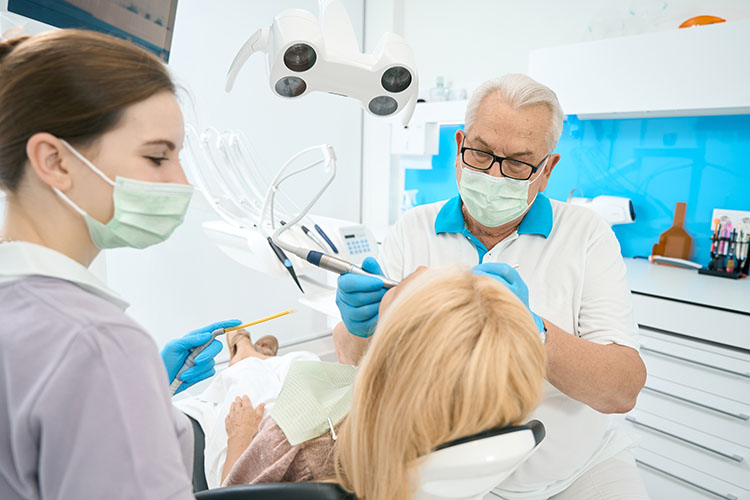 Clínica Dental Andrea Compte, tu Centro Odontológico especializado. Cirugía bucal en Sant Jordi. Dentista realizando tratamiento dental.