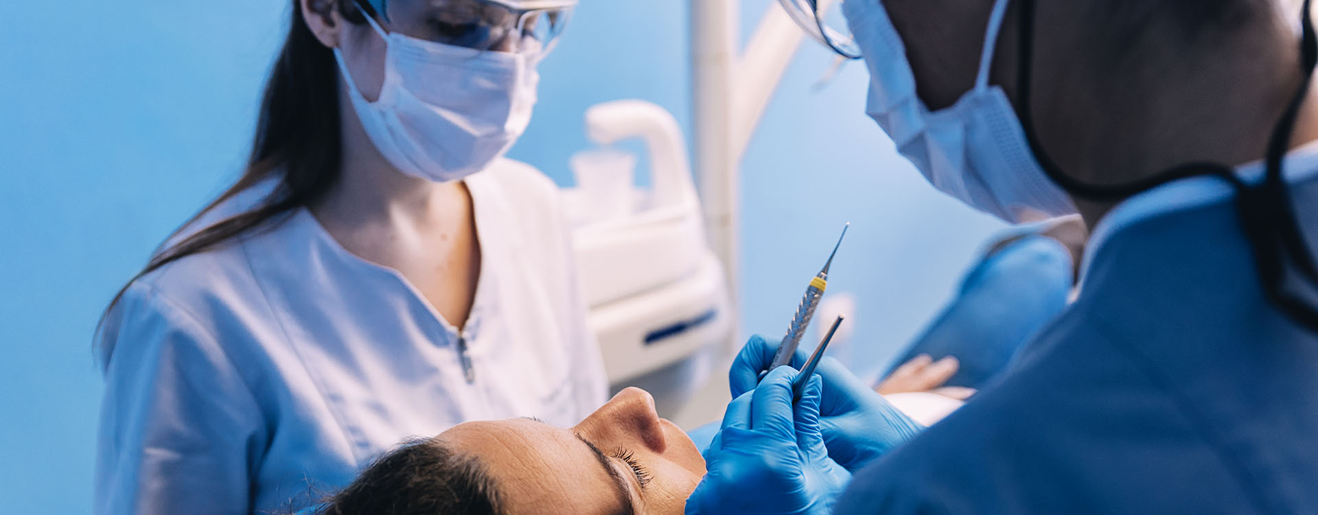 Clínica Dental Andrea Compte, tu Centro Odontológico especializado. Cirugía bucal en Vinaròs. Dentistas con un paciente durante una intervención dental.