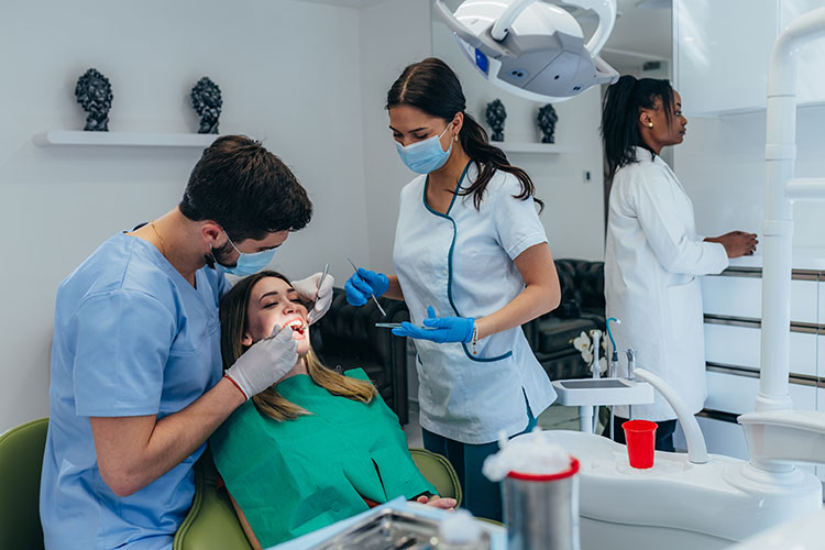 Clínica Dental Andrea Compte, tu Centro Odontológico especializado. Enfermedad periodontal en Alcalá de Xivert. Paciente en clínica dental siendo examinada por un dentista.