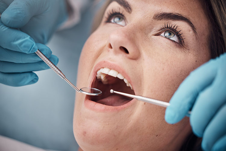 Clínica Dental Andrea Compte, tu Centro Odontológico especializado. Enfermedad periodontal en Benicarló. Dentista haciendo una revisión general a la paciente.