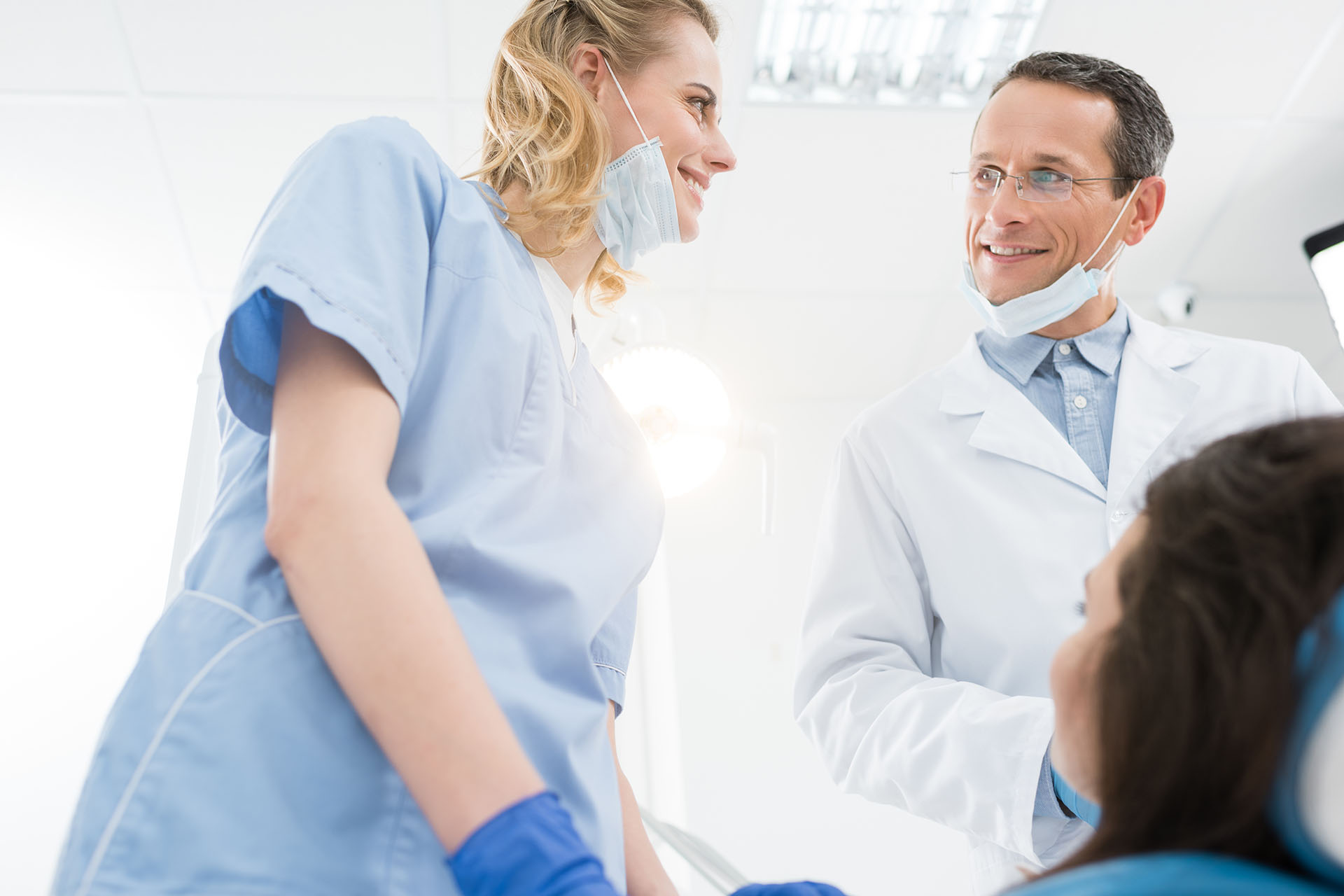 Clínica Dental Andrea Compte, tu Centro Odontológico especializado. Enfermedad periodontal en Cervera del Maestre. Médicos y paciente hablando en la clínica dental.