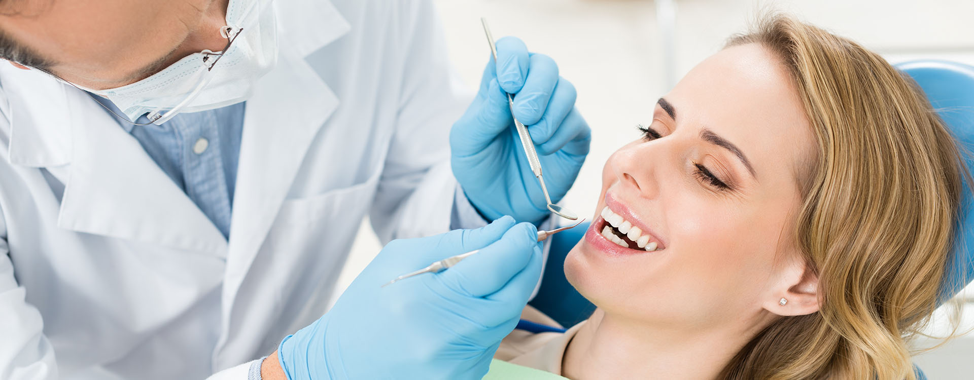 Clínica Dental Andrea Compte, tu Centro Odontológico especializado. Enfermedad periodontal en Sant Jordi. Médico tratando los dientes de la paciente en la clínica dental.