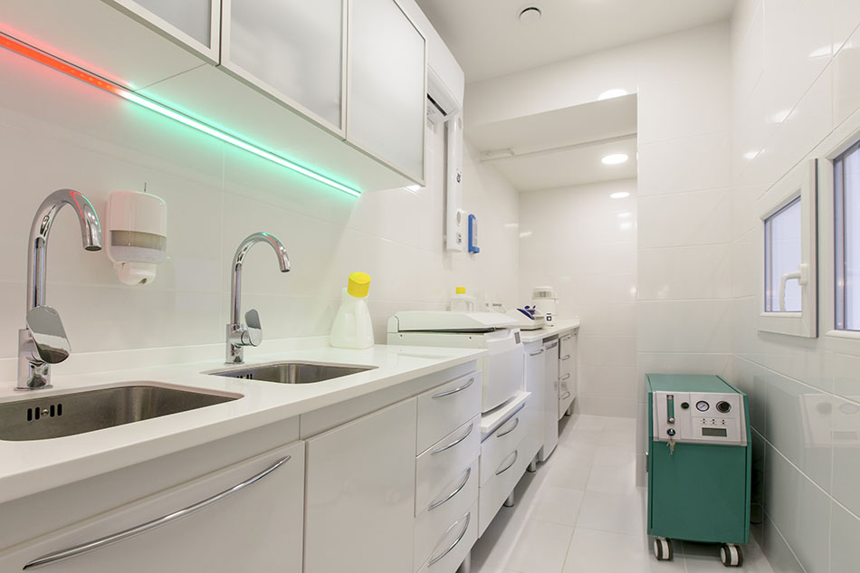 Clínica Dental Andrea Compte, tu Centro Odontológico especializado. Enfermedad periodontal en Sant Jordi. Sala de desinfección de herramientas.