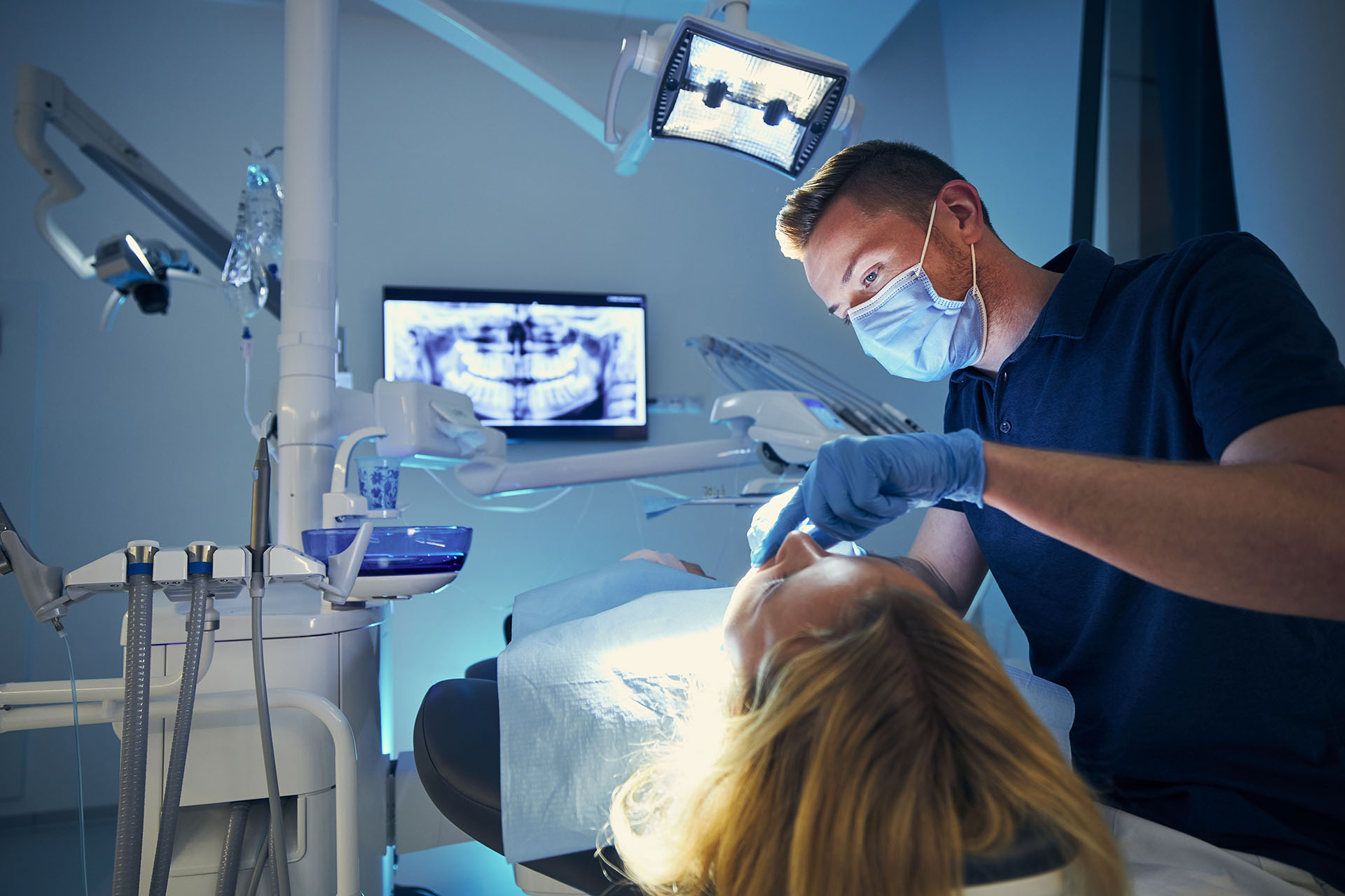 Clínica Dental Andrea Compte, tu Centro Odontológico especializado. Enfermedad periodontal en Santa Magdalena. Dentista examinando al paciente en cirugía dental.