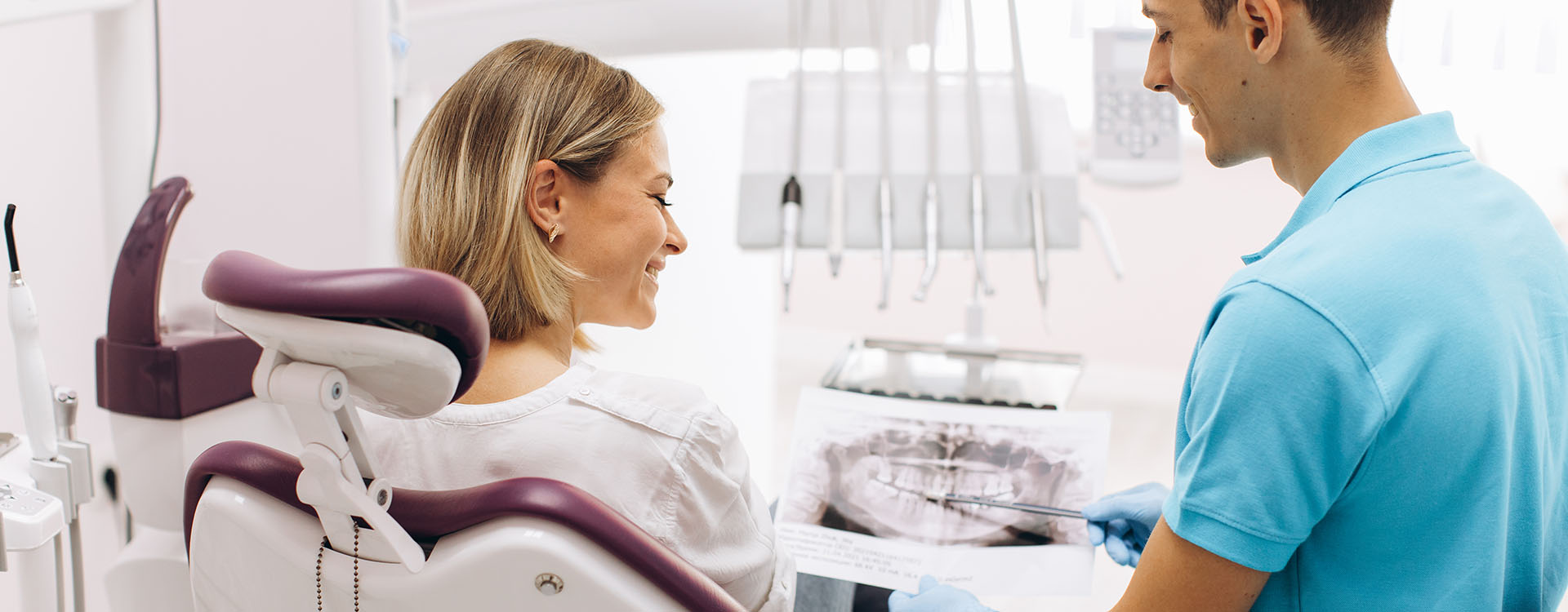 Clínica Dental Andrea Compte, tu Centro Odontológico especializado. Enfermedad periodontal en Traiguera. Dentista mostrando una radiografía a la paciente.