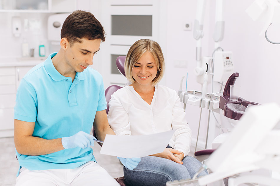 Clínica Dental Andrea Compte, tu Centro Odontológico especializado. Enfermedad periodontal en Traiguera. Dentista explicando los resultados de la radiografía a la paciente.