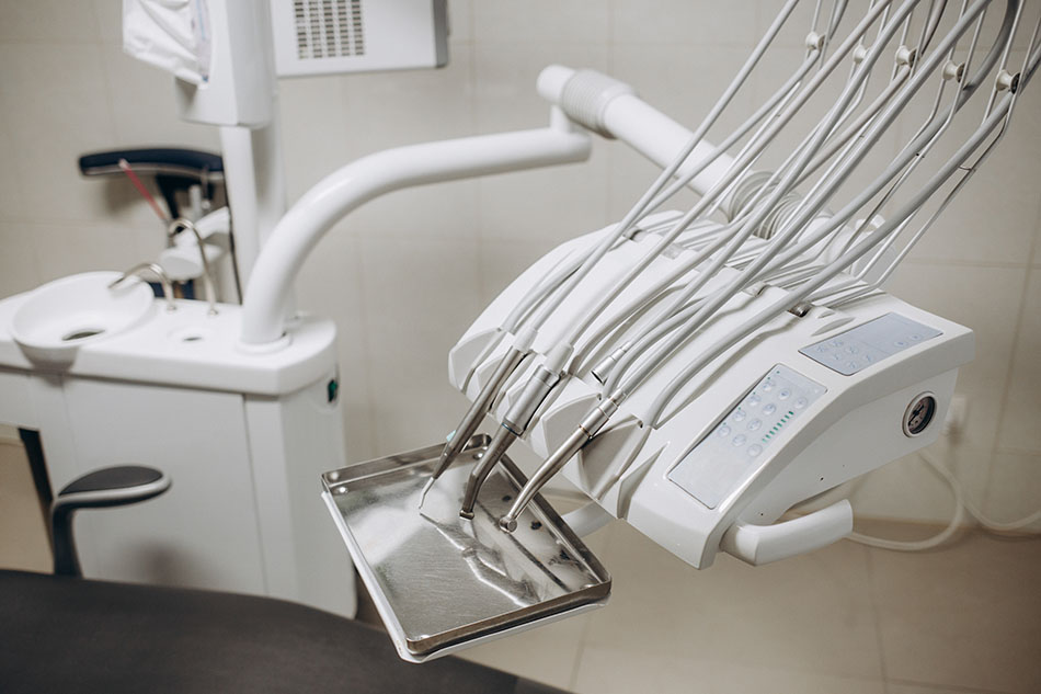 Clínica Dental Andrea Compte, tu Centro Odontológico especializado. Enfermedad periodontal en Vinaròs. Instrumentos de la clínica odontológica.