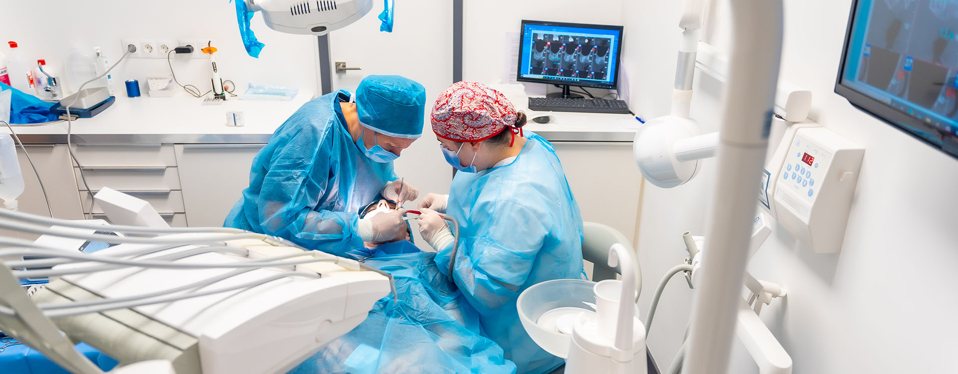 Clínica Dental Andrea Compte, tu Centro Odontológico especializado. Implantes dentales (Implantología) en Alcalá de Xivert. Dentistas realizando un implante al paciente.