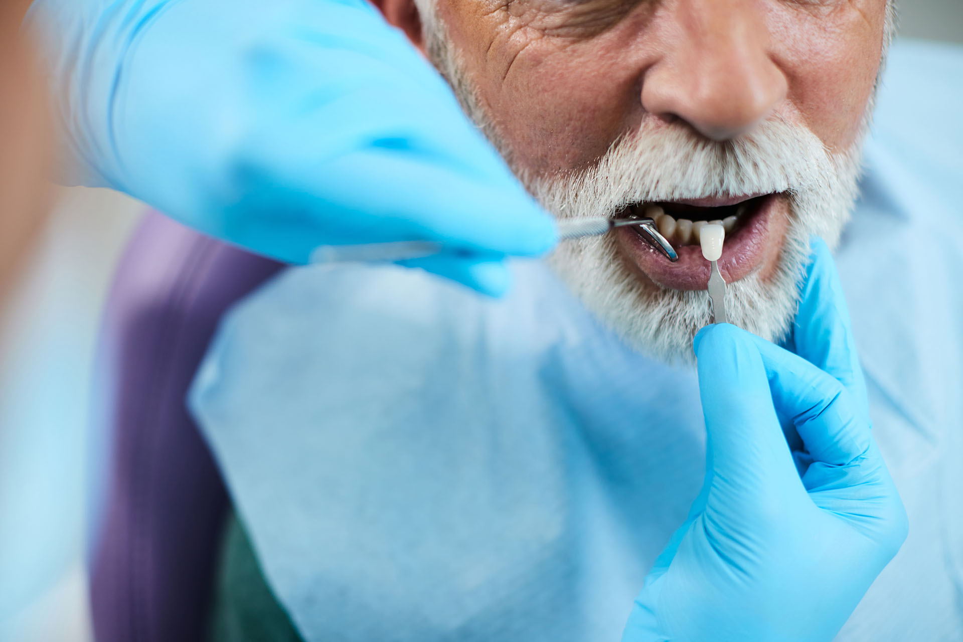 Clínica Dental Andrea Compte, tu Centro Odontológico especializado. Implantes dentales (Implantología) en Alcalá de Xivert. Dentista implantando carillas dentales a paciente.