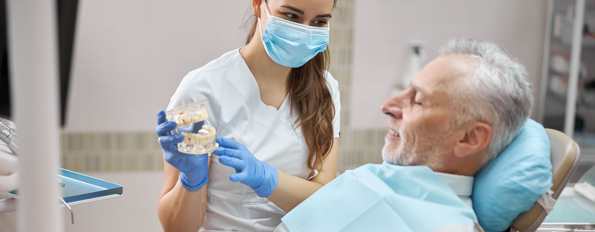Clínica Dental Andrea Compte, tu Centro Odontológico especializado. Implantes dentales (Implantología) en Alcossebre. Dentista explicando los implantes dentales al paciente.
