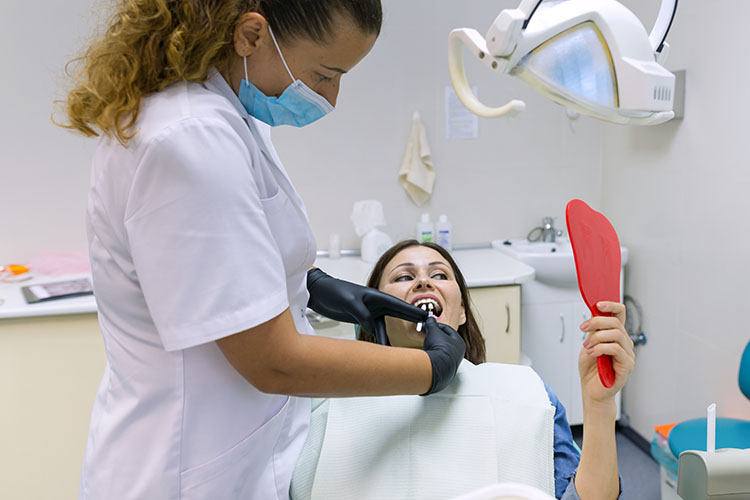Clínica Dental Andrea Compte, tu Centro Odontológico especializado. Implantes dentales (Implantología) en Alcossebre. Paciente elige un implante dental.