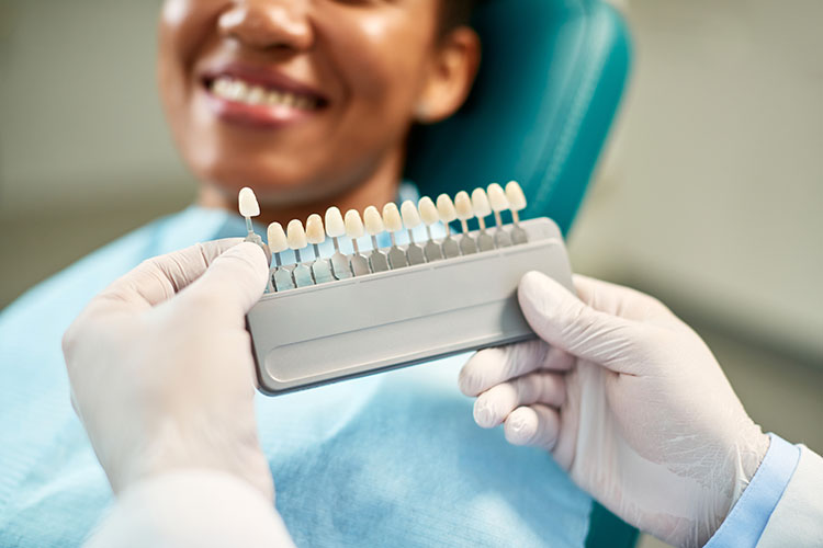 Clínica Dental Andrea Compte, tu Centro Odontológico especializado. Implantes dentales (Implantología) en Cervera del Maestre. Dentista escoge el tono correcto de los implantes durante la cita.