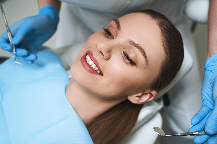 Clínica Dental Andrea Compte, tu Centro Odontológico especializado. Implantes dentales (Implantología) en Peñíscola. Mujer siendo tratada en consulta dental.