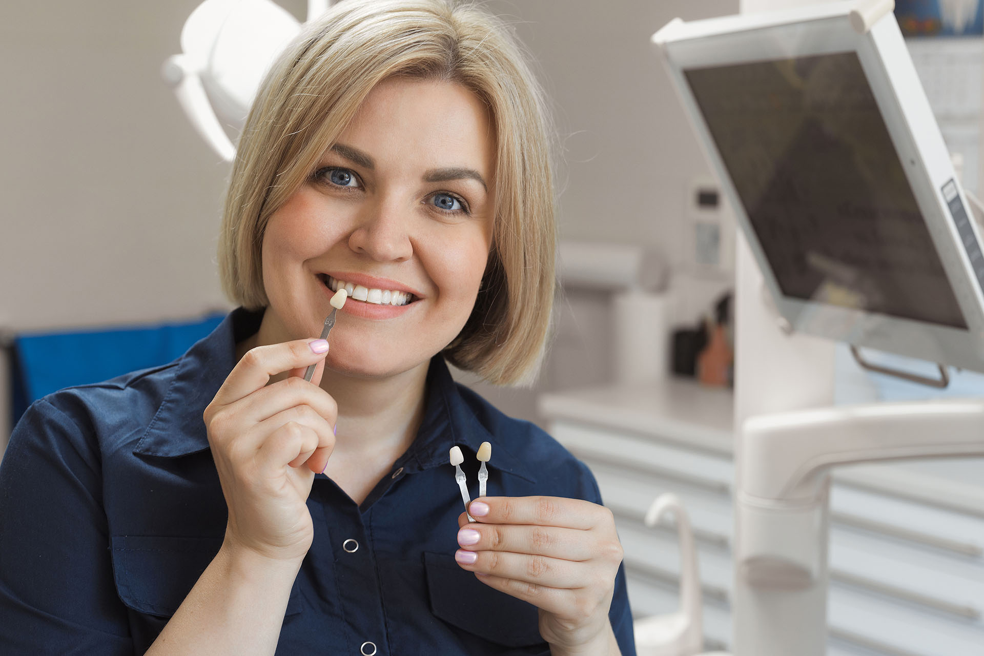 Clínica Dental Andrea Compte, tu Centro Odontológico especializado. Implantes dentales (Implantología) en Sant Jordi. Paciente eligiendo el color y material para el implante dental.