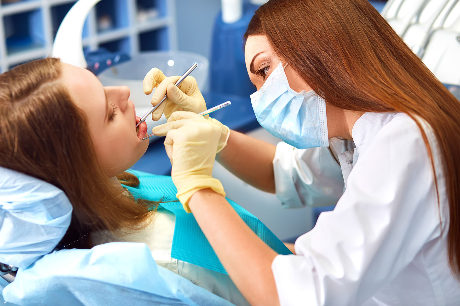 Clínica Dental Andrea Compte, tu Centro Odontológico especializado. Implantes dentales (Implantología) en Vinaròs. Dentista realizando una intervención dental.