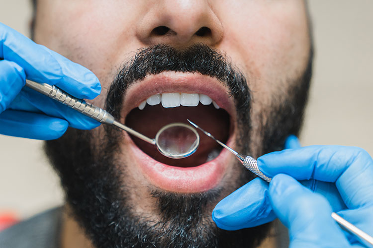 Clínica Dental Andrea Compte, tu Centro Odontológico especializado. Odontología en Alcalá de Xivert. Revisión de paciente durante la consulta.