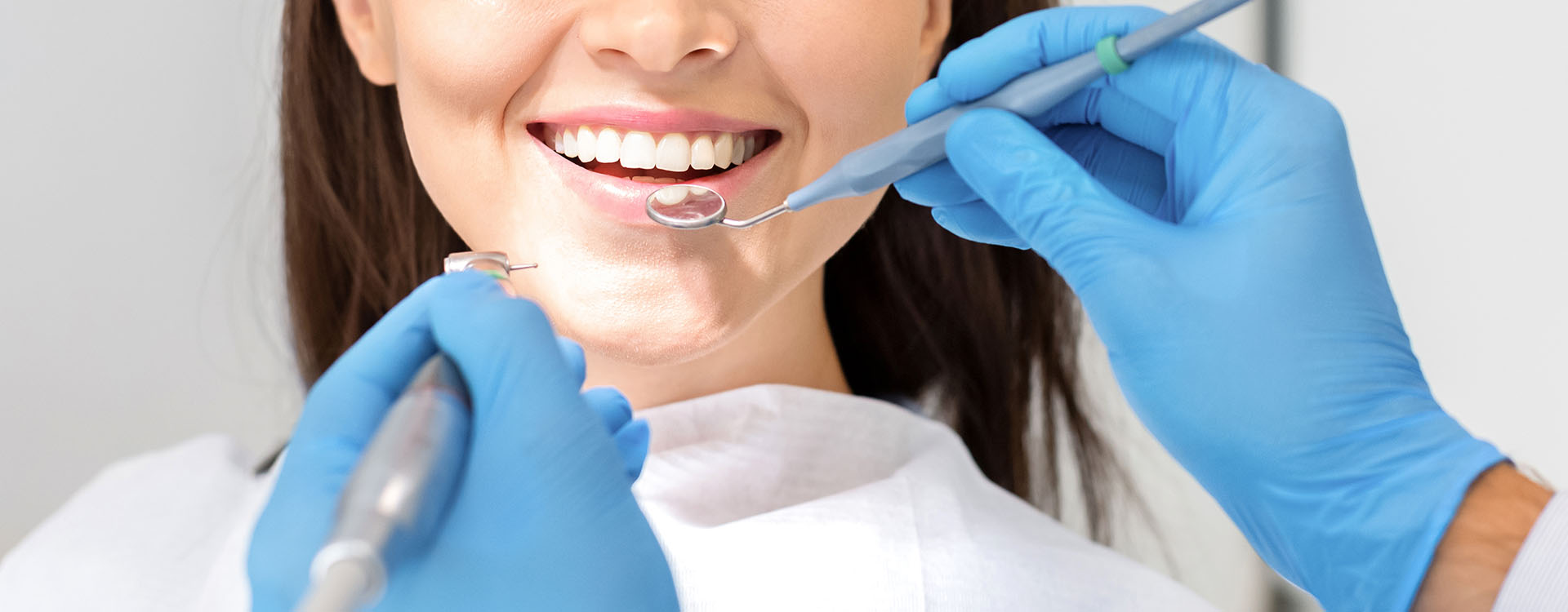 Clínica Dental Andrea Compte, tu Centro Odontológico especializado. Odontología en Alcossebre. Mujer realizándose un tratamiento en una clínica dental.