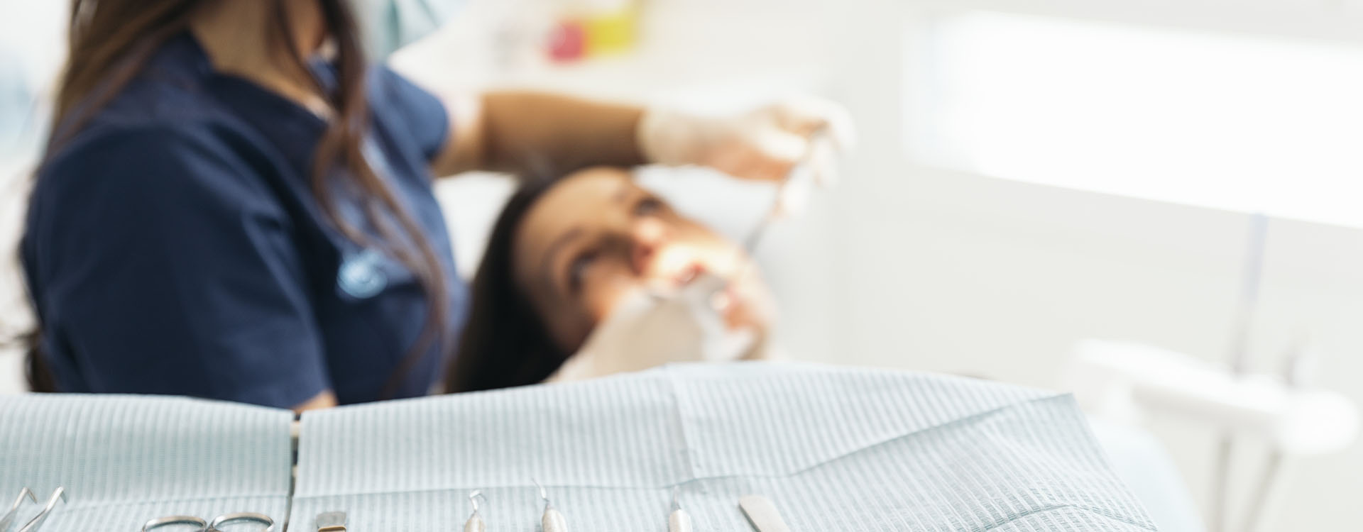 Clínica Dental Andrea Compte, tu Centro Odontológico especializado. Odontología en Cálig. Dentista con un paciente durante una intervención dental.