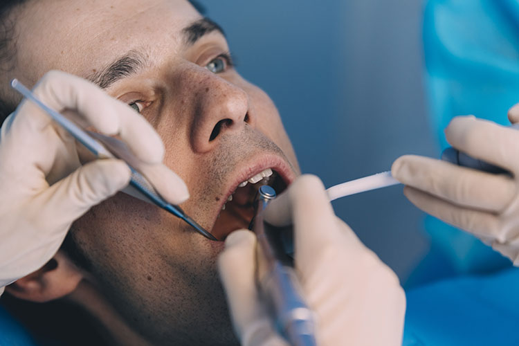 Clínica Dental Andrea Compte, tu Centro Odontológico especializado. Odontología en Cálig. Dentistas realizando una intervención dental a un paciente.