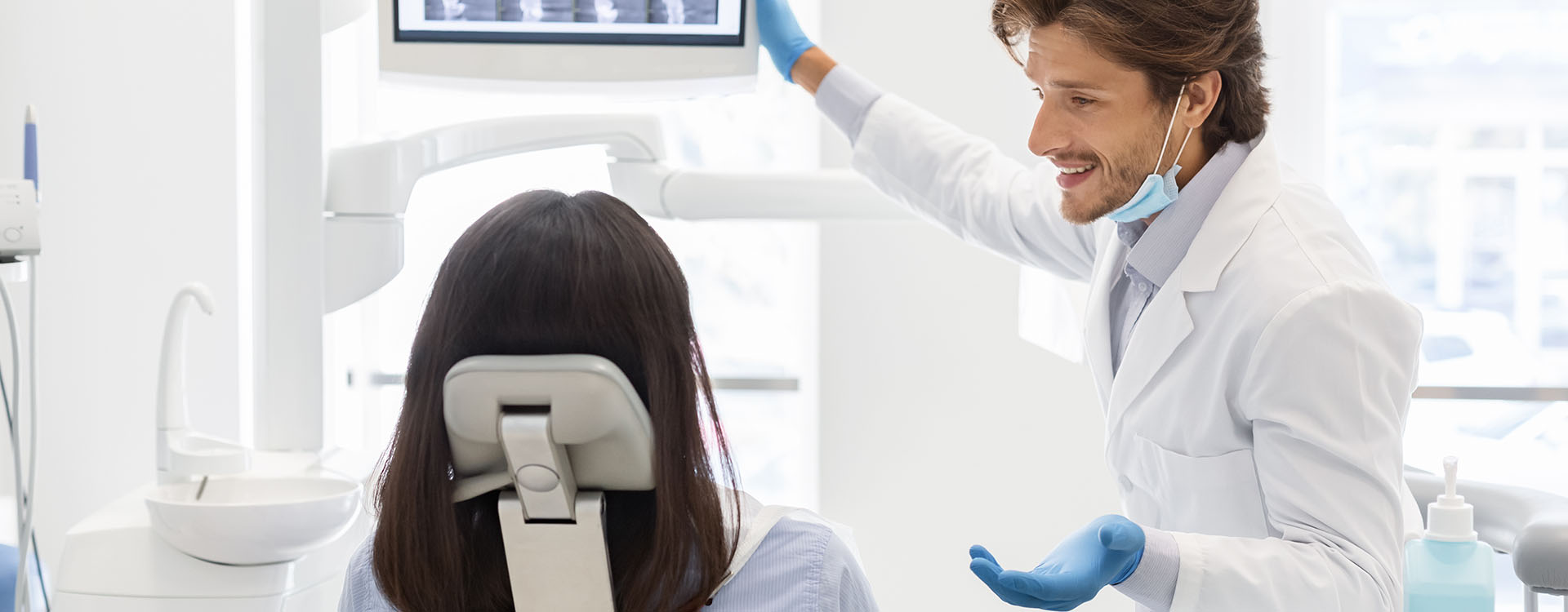 Clínica Dental Andrea Compte, tu Centro Odontológico especializado. Odontología en Cervera del Maestre. Dentista muestra los resultados de las radiografías.