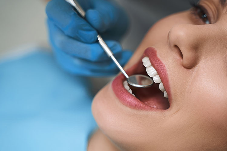 Clínica Dental Andrea Compte, tu Centro Odontológico especializado. Odontología estética en Alcalá de Xivert. Dentista realizando una revisión a paciente.