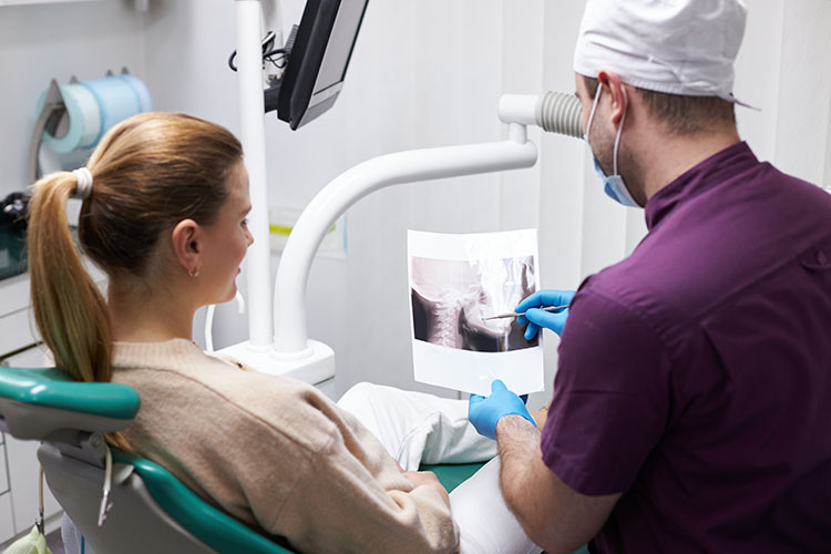 Clínica Dental Andrea Compte, tu Centro Odontológico especializado. Odontología estética en Alcalá de Xivert. Dentista explicando resultados de la radiografía a una paciente.
