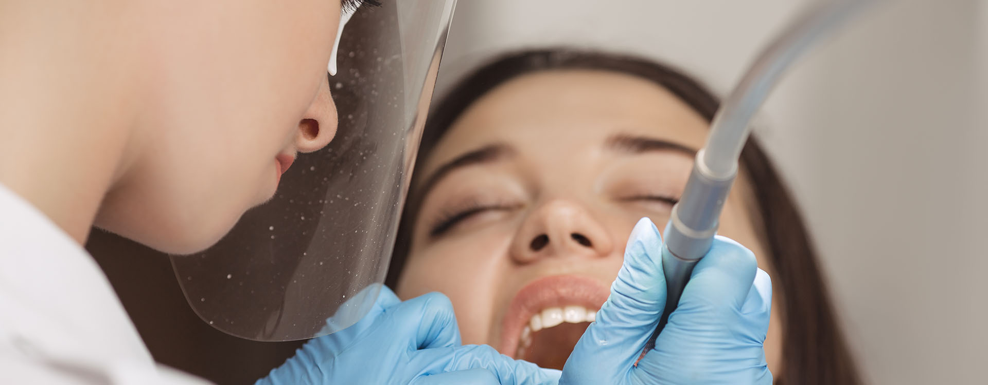 Clínica Dental Andrea Compte, tu Centro Odontológico especializado. Odontología estética en Benicarló. Dentista realizando un tratamiento dental a una paciente.