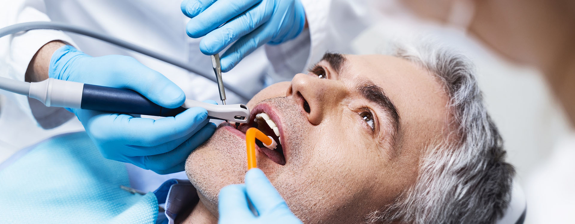 Clínica Dental Andrea Compte, tu Centro Odontológico especializado. Odontología estética en Cálig. Paciente recibiendo tratamiento dental.