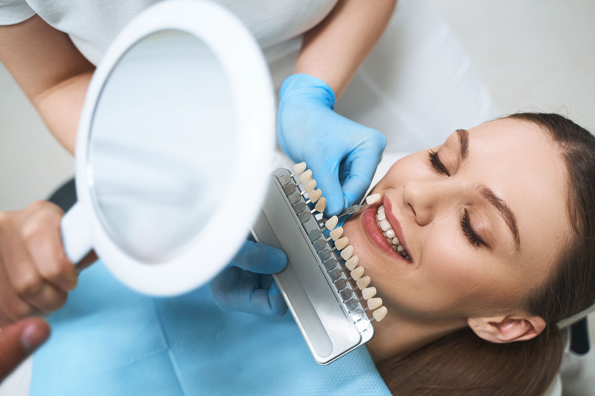 Clínica Dental Andrea Compte, tu Centro Odontológico especializado. Odontología estética en Cervera del Maestre. Paciente escogiendo el tono que desea para su blanqueamiento dental.