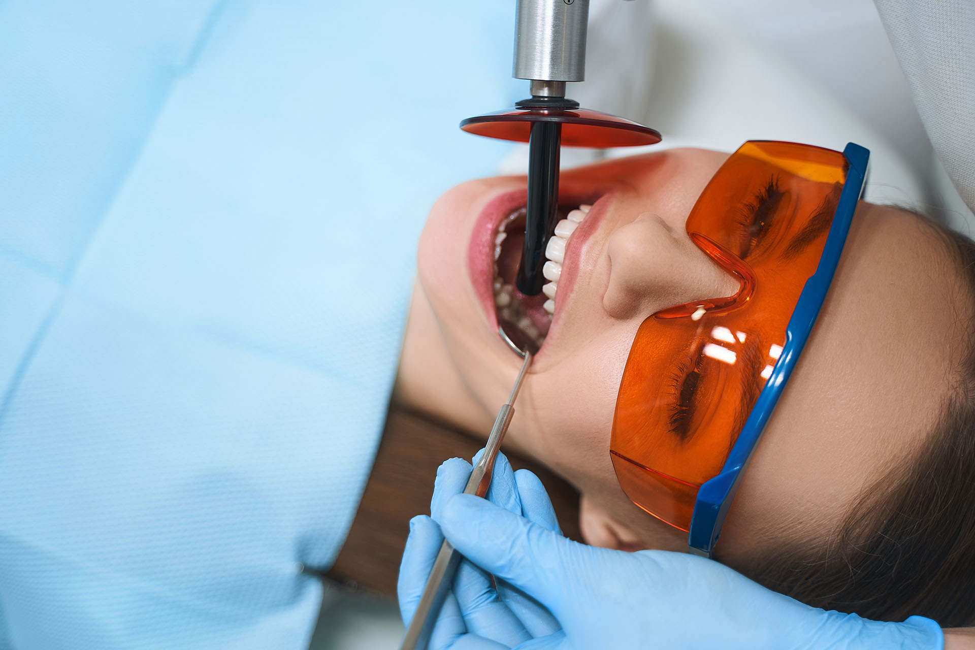 Clínica Dental Andrea Compte, tu Centro Odontológico especializado. Odontología estética en Peñíscola. Paciente recibiendo un tratamiento de blanqueamiento dental.