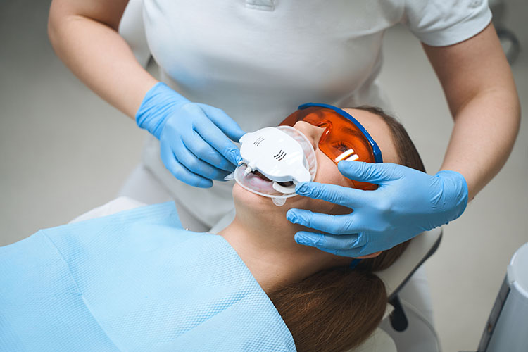 Clínica Dental Andrea Compte, tu Centro Odontológico especializado. Odontología estética en Sant Jordi. Paciente recibiendo un tratamiento en la clínica dental.