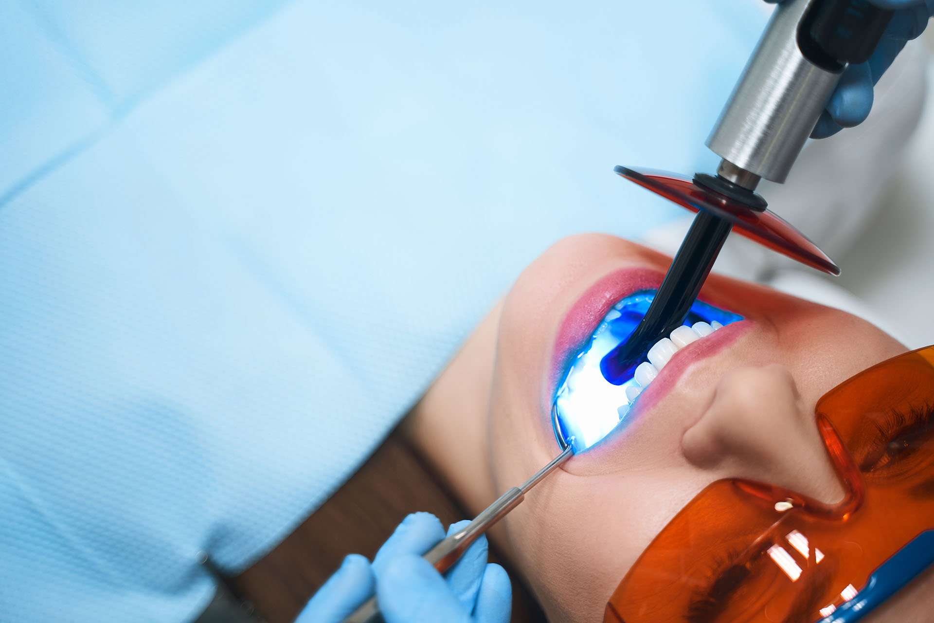 Clínica Dental Andrea Compte, tu Centro Odontológico especializado. Odontología estética en Santa Magdalena. Paciente recibiendo un blanqueamiento dental.