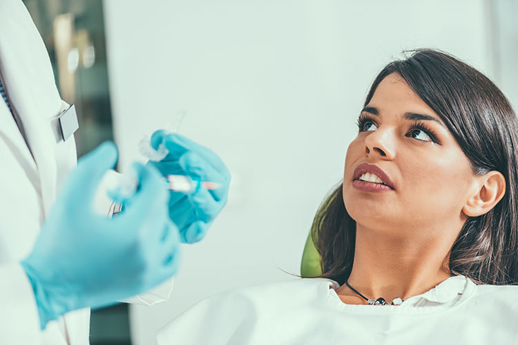 Clínica Dental Andrea Compte, tu Centro Odontológico especializado. Odontología estética en Traiguera. Dentista explicando tratamiento a paciente.