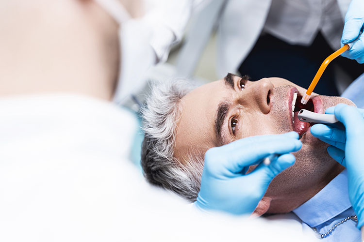 Clínica Dental Andrea Compte, tu Centro Odontológico especializado. Odontología estética en Traiguera. Paciente realizándose tratamiento dental.