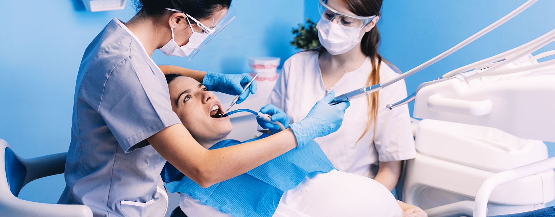 Clínica Dental Andrea Compte, tu Centro Odontológico especializado. Odontología en Sant Jordi. Dentistas con un paciente durante una intervención dental.