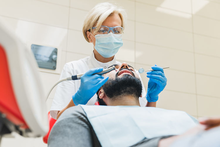 Clínica Dental Andrea Compte, tu Centro Odontológico especializado. Odontología en Sant Jordi. Paciente siendo tratado por dentista.