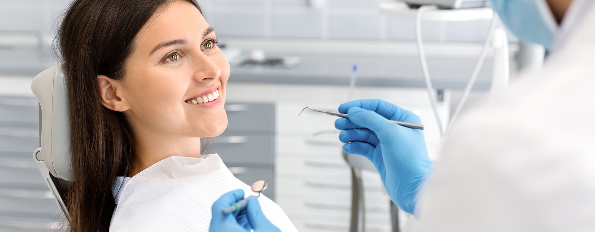 Clínica Dental Andrea Compte, tu Centro Odontológico especializado. Odontología en Traiguera. Mujer realizándose tratamiento en clínica dental.