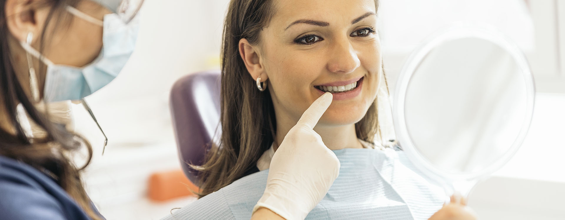 Clínica Dental Andrea Compte, tu Centro Odontológico especializado. Odontología en Vinaròs. Paciente observando los resultados después de la intervención.