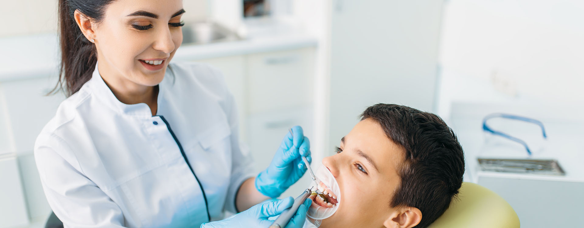 Clínica Dental Andrea Compte, tu Centro Odontológico especializado. Odontopediatría en Alcossebre. Odontología pediátrica, instalación de sellos.
