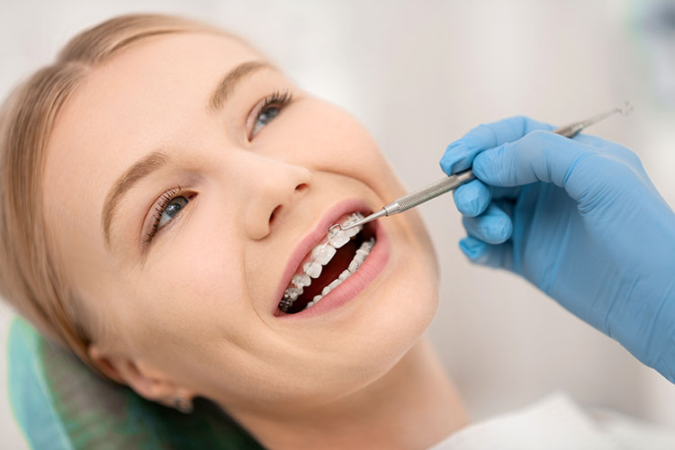 Clínica Dental Andrea Compte, tu Centro Odontológico especializado. Ortodoncia en Alcalá de Xivert. Paciente arreglando sus aparatos en ortodónticos en clínica dental.