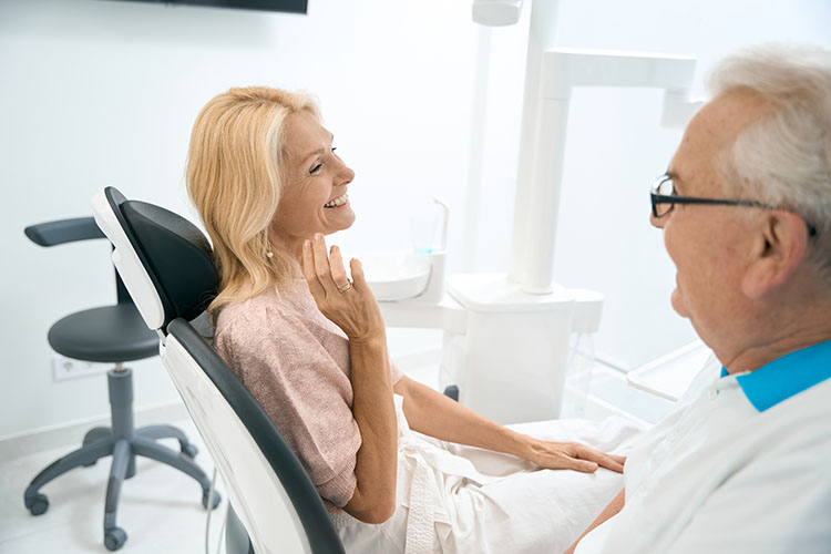 Clínica Dental Andrea Compte, tu Centro Odontológico especializado. Ortodoncia en Alcossebre. Paciente hablando con un especialista en ortodoncia en la clínica dental.